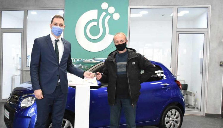 Зоран Вељаноски од Охрид е добитник на автомобил во наградната игра на Стопанска банка а.д. Битола „Вреди да се штеди“ Зоран Вељаноски од Охрид е добитник на автомобил во наградната игра на Стопанска банка а.д. Битола „Вреди да се штеди“