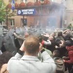 (ВИДЕО) КФОР СЕ СУДРИ СО СРБИТЕ ВО ЗВЕЧАН Фрлени беа солзавец и шок бомби, има повредени