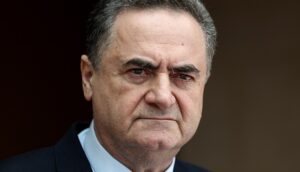 Министерот за одбрана на Израел, Израел Кац, говори на церемонијата на дипломирање на пилоти, со воени авиони во позадина – порака на сила и подготвеност до Иран.