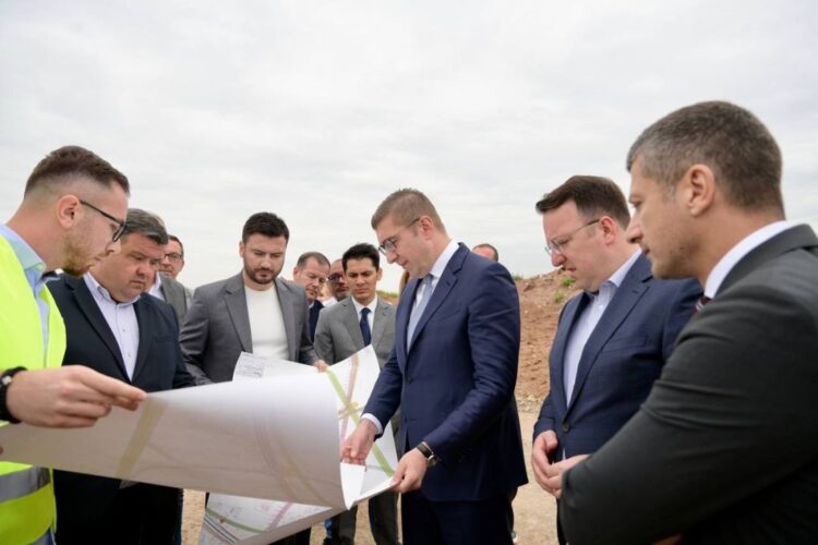 МИЦКОСКИ НАЈАВИ 3 ИНВЕСТИЦИИ И 1.000 НОВИ ВРАБОТУВАЊА ВО ШТИП Вложувања вредни стотици милиони евра