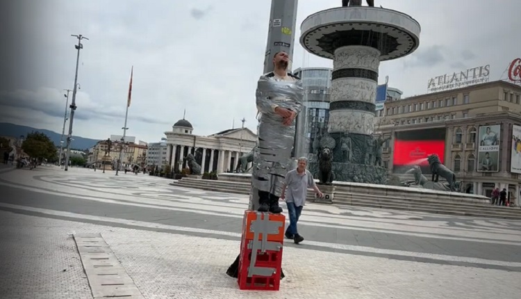 ЧОВЕК СЕ ЗАЛЕПИ СО СЕЛОТЕЈП НА ПЛОШТАД МАКЕДОНИЈА Ги чека сите новинари за да објасни зошто