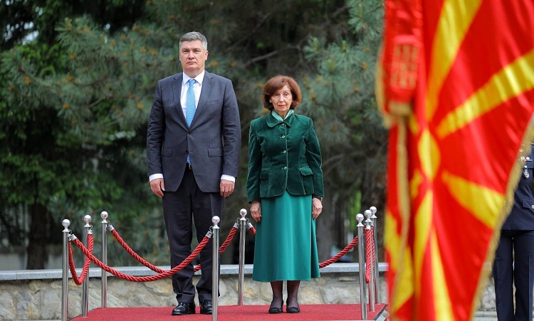 📷 СИЛНО ПРИЈАТЕЛСТВО И СИЛНА ПОДДРШКА Сиљановска Давкова го пречака хрватскиот колега Милановиќ во Скопје