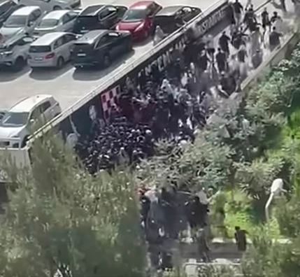 📽 МАСОВНА ТЕПАЧКА И СТАМПЕДО ПРЕД ДЕРБИТО ХАЈДУК – ДИНАМО Во Сплит „врие“ од навивачите