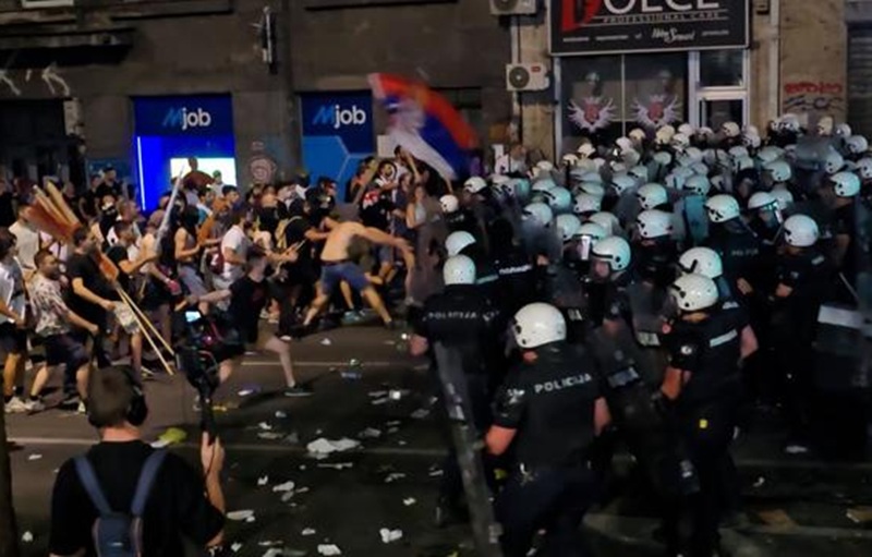 📽️ ТЕНЗИЧНО ПО ЗАВРШУВАЊЕ НА ПРОТЕСТОТ НА СТУДЕНТИТЕ ВО БЕЛГРАД Полиција употреби солзавец за да ги растера младите кои фрлаа шишиња и камења кон неа