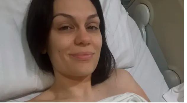 📷 СЛАВНАТА ПЕЈАЧКА СЕ ОГЛАСИ ПО ОПЕРАЦИЈАТА НА РАКОТ НА ДОЈКА „Се плашам да не ми се врати…“