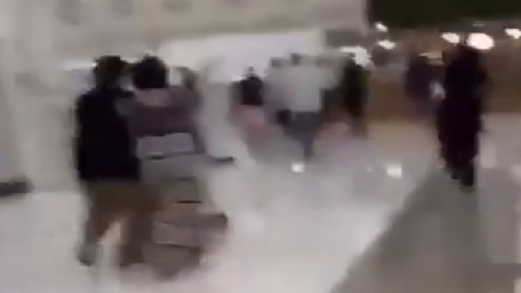 📽️ ХАОС ВО ДОХА, ИРАНСКИ РАКЕТИ ГО ТРЕСЕА КАТАР Паника во главниот град, жителите бегаат од трговски центар