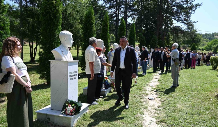 📷 ОД ОБИЧНИ МОМЧИЊА ДО ВЕЧНИ ХЕРОИ Одбележана 82-годишнина од стрелањето на 12 младинци од Ваташа