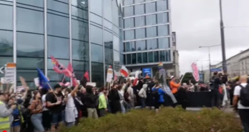 📽️„ПОЛСКА ЗА ПОЛЈАЦИТЕ“ Десницата одржа антиимигрантски протести во 81 град