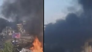 Последици од руски напад со дронови врз Днипро: пожар и чад над оштетена индустриска зона, додека украински спасувачи пребаруваат урнатини – сцена на разурнување и одмазднички напади со дронови длабоко во Русија.