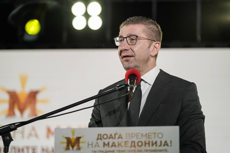 ПОТПИШАНИ ДОГОВОРИ ЗА 828 ОПШТИНСКИ ПРОЕКТИ Владата влева милијарди во развој на општините