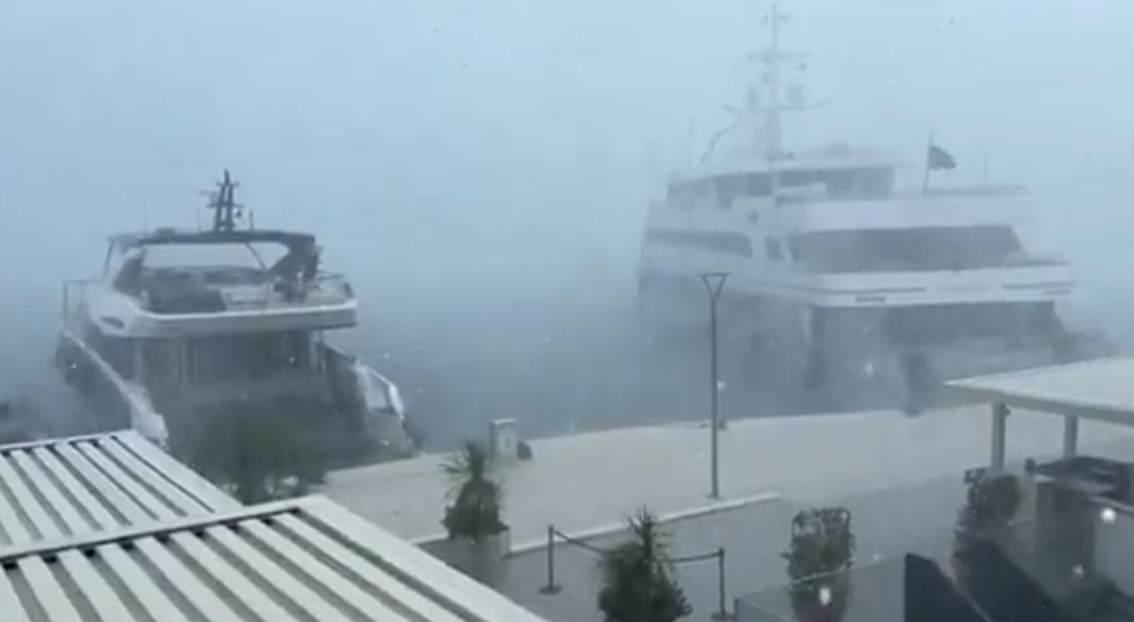📷 ТРАЕКТ УДРИ ВО ТУРИСТИЧКИ БРОД ПОРАДИ НЕВРЕМЕТО ВО СПЛИТ Ненадејната бура ги изненади градските власти