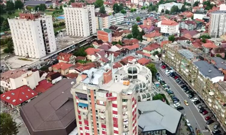 НЕВЕРОЈАТНА СРЕЌА ВО СРБИЈА – СЕДУМГОДИШНО ДЕТЕ ПАДНА ОД 5. КАТ И ПРЕЖИВЕА Паднало врз трева и наредени картонски кутии и тоа го спасило
