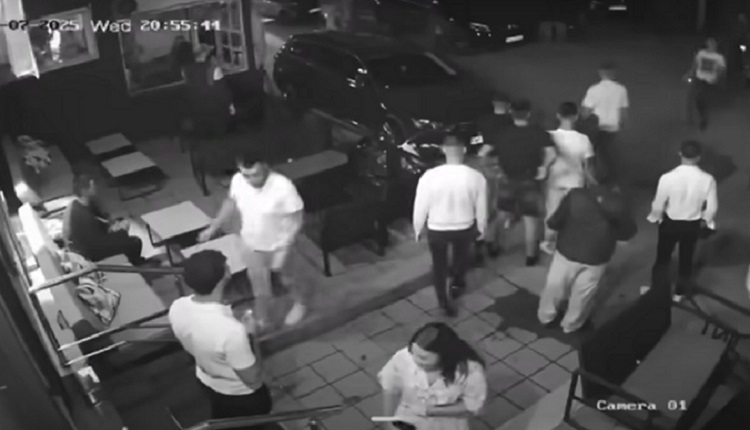 📽 (ВОЗНЕМИРУВАЧКО) МАЛОЛЕТНИК ИЗБОДЕН ДО СМРТ ВО МАСОВНА ТЕПАЧКА ВО НОВИ ПАЗАР Тројца повредени, двајца уапсени – полицијата трага по осомничени