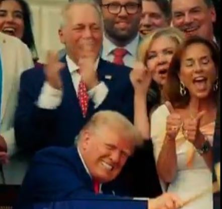 🎥 ТРАМП СТАВИ ПОТПИС НА „ПРЕКРАСНИОТ ЗАКОН“ За голем дел тој е контроверзен