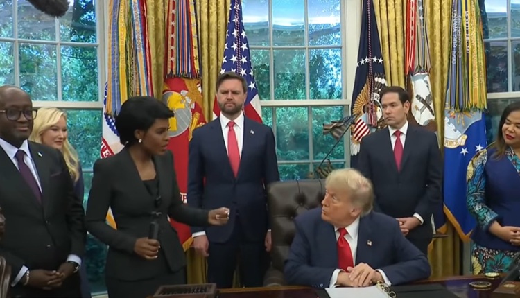 🎥 „УБАВА СИ И ОДНАТРЕ И ОДНАДВОР“ Дали Трамп флертуваше со новинарка или само и даде искрен комплимент?