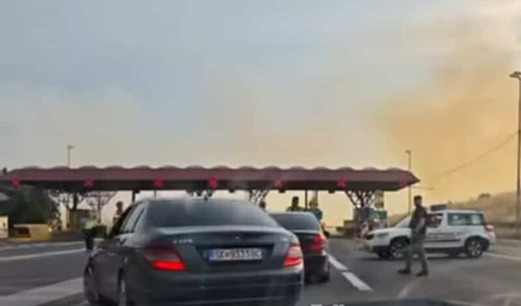 ПОЛИЦИЈАТА ЈА СПУШТИ РАМПАТА НА „МИЛАДИНОВЦИ“ Сообраќајот Скопје-Куманово се пренасочува преку Петровец