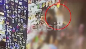 Снимка од надзорна камера на булеварот Посејдонус во Атина, се гледа жена со две деца покрај неа и количка со трето дете, снимено навечер во жешко време.