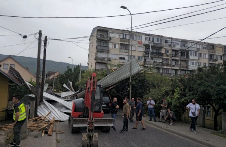 📷 НЕВРЕМЕТО СРУШИ КРОВ ОД ЗГРАДА ВО ЃОРЧЕ ПЕТРОВ Во урнатините заробени се две возила, нема повредени