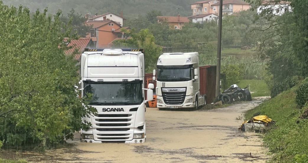 📽️ СИЛНО НЕВРЕМЕ ГИ ЗАФАТИ ХРВАТСКА И СЛОВЕНИЈА Неколку патишта во Копер се непроодни