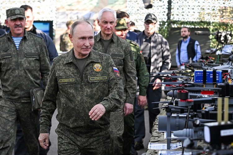 📷 ПУТИН ВО УНИФОРМА ПРИСТИГНА НА ПОЛИГОНОТ МУЛИНО Претседателот на Русија ги набљудува руско-белоруските воени вежби