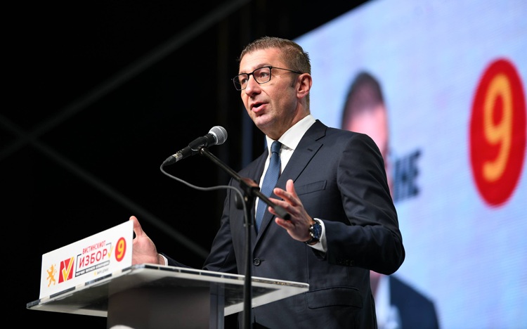 ТЕМЕЛИТЕ СЕ ПОСТАВЕНИ, СЕГА ПОЧНУВААТ КОНКРЕТНИ ЧЕКОРИ Мицкоски ветува 70 нови проекти за подобар живот на граѓаните