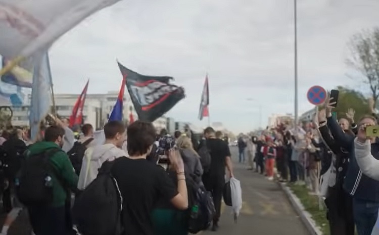 РЕКИ СТУДЕНТИ ПРИСТИГНУВААТ ВО НОВИ САД Една година од трагедијата што ја зовре Србија