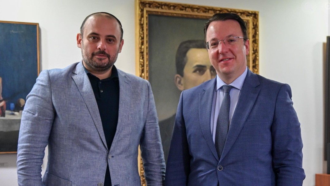 ВО КОМУНИКАЦИЈА СМЕ ЗА НАБАВКАТА НА ЕКО-АВТОБУСИ И ЗА ГРАДСКИОТ ВОЗ Заедно ќе го развиваме Скопје, порачаа Ѓорѓиевски и Николоски