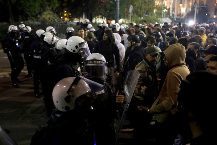 КОРДОНИ СПЕЦИЈАЛЦИ ОКОЛУ СРПСКОТО СОБРАНИЕ Тензично меѓу демонстрантите и приврзаниците на Вучиќ