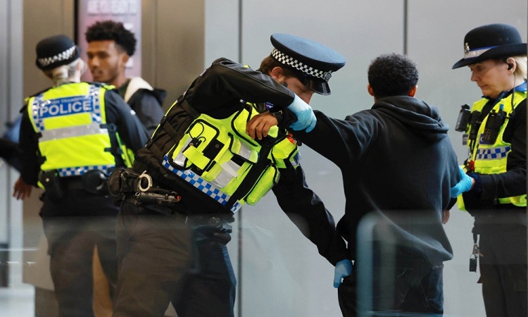 ЌЕ ОДГОВАРА ЗА ДЕСЕТ ОБИДИ ЗА УБИСТВО Обвинет напаѓачот со нож во британски воз