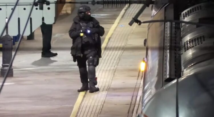 🎥 ТЕРОРИСТИЧКИ НАПАД СО НОЖ ВО ВОЗ ВО АНГЛИЈА Девет лица се борат за живот, двајца се уапсени