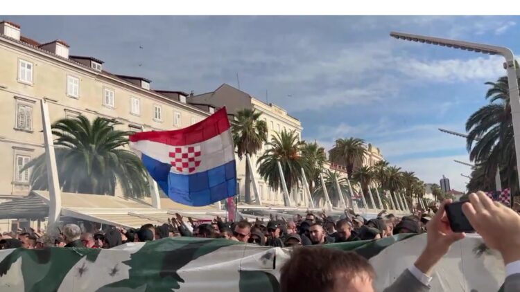 БЕЗ ИНЦИДЕНТИ ЗАВРШИ ПРОТЕСТОТ НА ТОРЦИДА ВО СПЛИТ Бараат да се пуштат притворените кои направија скандал кон српската заедница