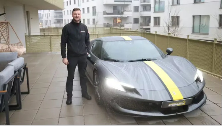 🎥 БОСАНЕЦ СИ ГО ПАРКИРА „ФЕРАРИТО“ НА ТЕРАСА ВО ВИЕНА!? Многу си го сака автомобилот или си игра мајтап со Австријците?