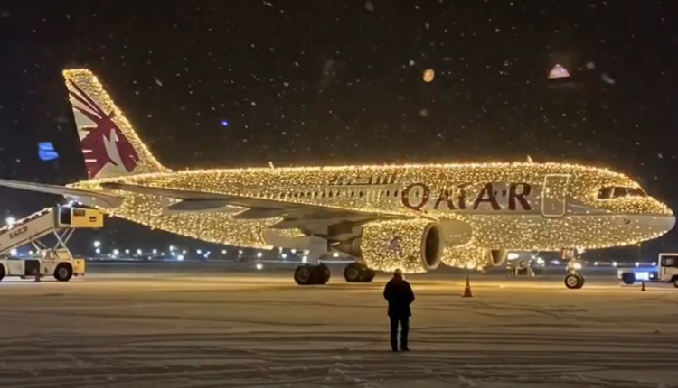 📽️ МАГИЧНА ГЛЕТКА НА НЕБОТО „Катар Ервејс“ ги осветли своите авиони за Божиќ 