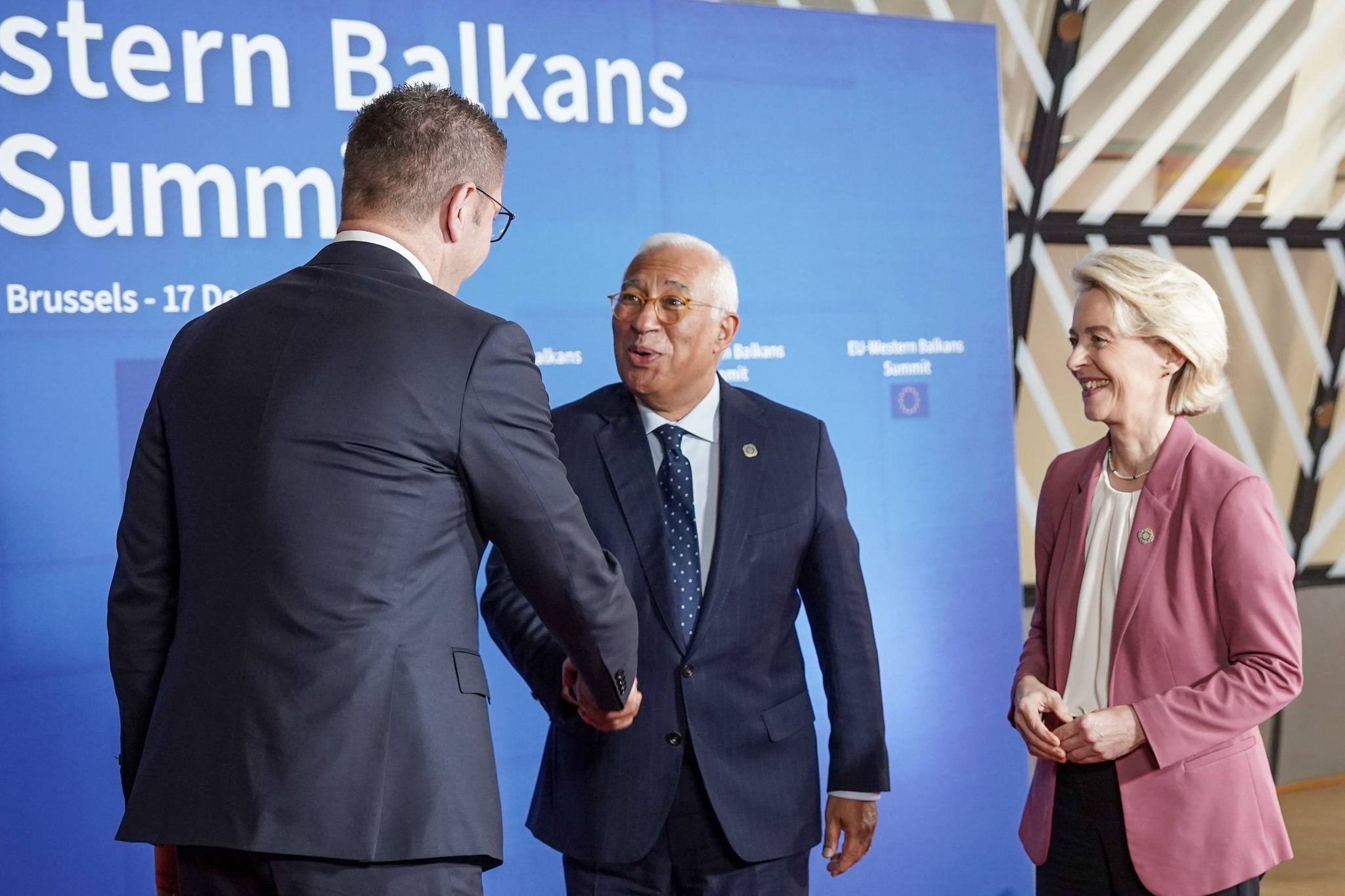 НА ЗАПАД НИШТО НОВО Самитот на ЕУ нема да ја притисне Македонија да го смени Уставот, но ќе ги потврди преземените обврски на владата во Скопје