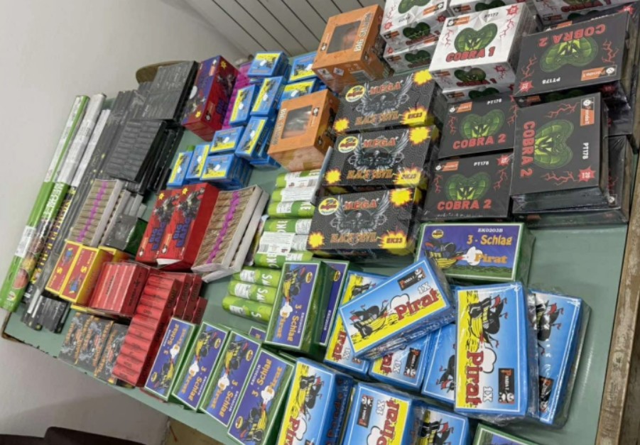 НЕМА ЛАБАВО СО КОНТРОЛИТЕ НА ПИРОТЕХНИКА На Бит Пазар запленети 6.000 парчиња, уапсени лица во Куманово и во Липково