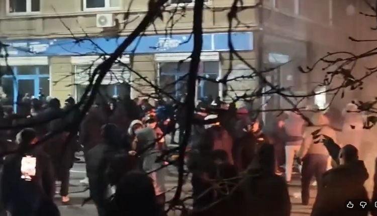 🎥 НЕВИДЕН ХАОС ВО ЦЕНТАРОТ НА СОФИЈА, МАСКИРАНИ ДЕМОНСТРАНТИ ГИ ДЕМОЛИРААТ И ПАЛАТ ПАРТИСКИТЕ СЕДИШТА! Протестите против нацрт-буџетот почнаа мирно, но потоа излегоа од контрола