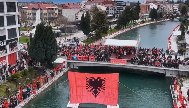 ГО СЛАВЕА АЛБАНСКОТО ЗНАМЕ, АМА ГО ЗАБОРАВИЈА МАКЕДОНСКОТО Казни за градоначалникот Менди Ќура и Општина Струга