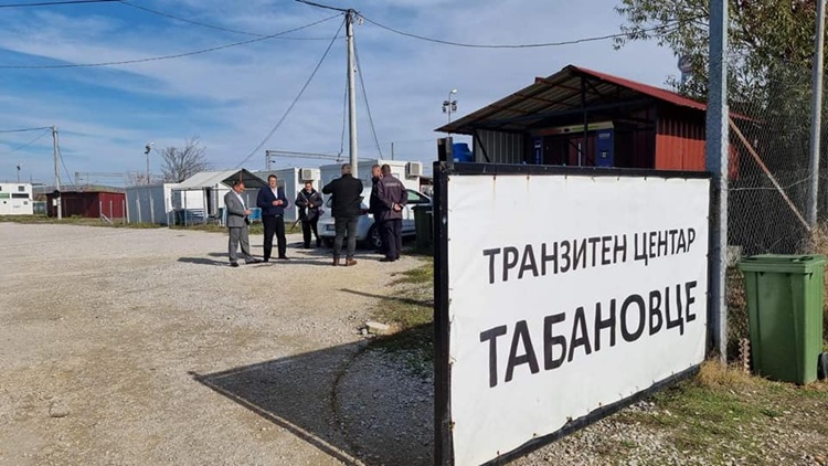 18-ГОДИШЕН МИГРАНТ ОД ЕГИПЕТ СЕ ГОНИ ЗА КРАЖБА Украл предмети од контејнер на Црвен Крст