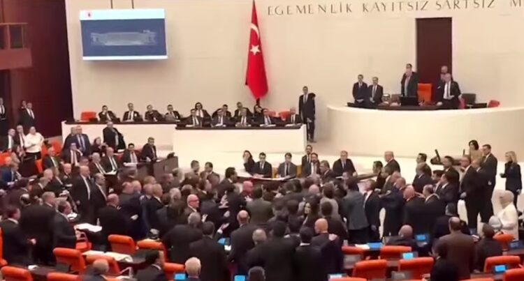 10-МИНУТНА ТЕПАЧКА ВО ТУРСКИОТ ПАРЛАМЕНТ Буџетот беше усвоен и покрај тензиите