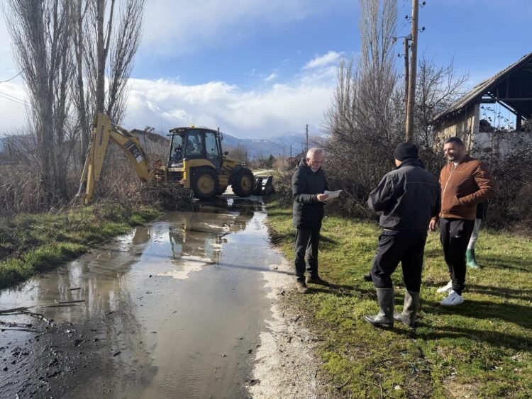 ДО ДОЦНА ВО НОЌТА СЕ САНИРАА ПРОБЛЕМИТЕ ОД ОБИЛНИТЕ ВРНЕЖИ ВО БИТОЛСКО Јавните претпријатија продолжуваат со чистење