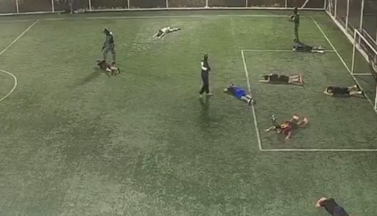 📽️ (ВОЗНЕМИРУВАЧКО) БРУТАЛНА ЕГЗЕКУЦИЈА СНИМЕНА ВО ЕКВАДОР Убиен наркобос на фудбалски терен