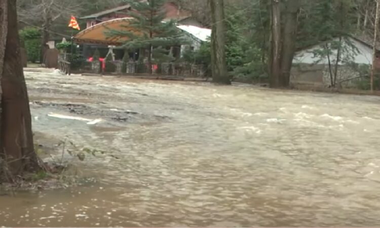СЕ ИЗЛЕАЈА РЕКИТЕ КОЧАНСКА, ЗРНОВСКА, ОРИЗАРСКА, ЦРНА, КИСЕЛИЦА, ОБЕДИЧНИЦА… Одрони во Тетовско по обилните врнежи