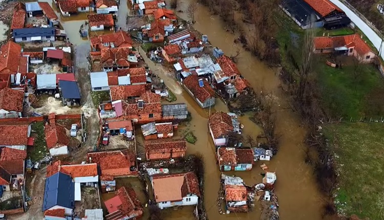 ПОВТОРНО ПОПЛАВИ ВО МАКЕДОНИЈА Реките излегуваат од коритата, службите интервенираат во повеќе региони