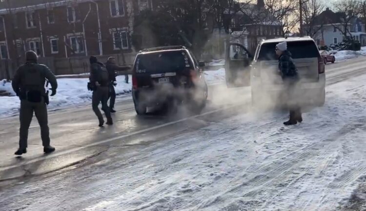🎥(ВОЗНЕМИРУВАЧКО) СЛУЖБАТА ЗА ИМИГРАЦИЈА УБИ ЖЕНА ВО МИНЕАПОЛИС Таа со возилото тргна преку еден од полицајците