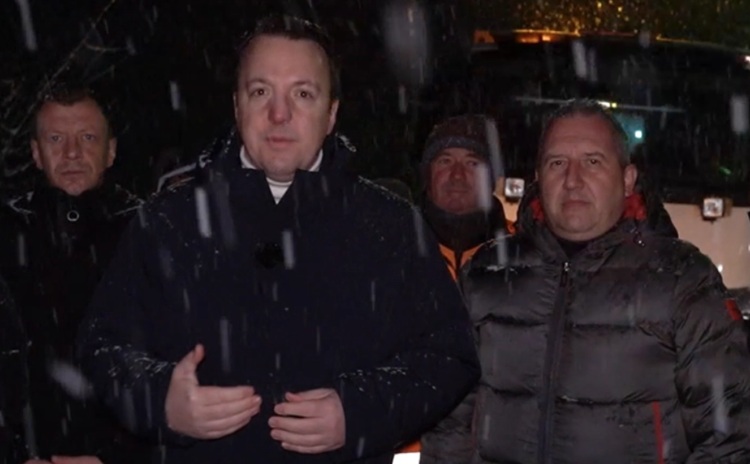 СИТЕ ПАТИШТА ПРООДНИ И ПО СНЕГОТ Николоски информира дека механизацијата е целосно ангажирана