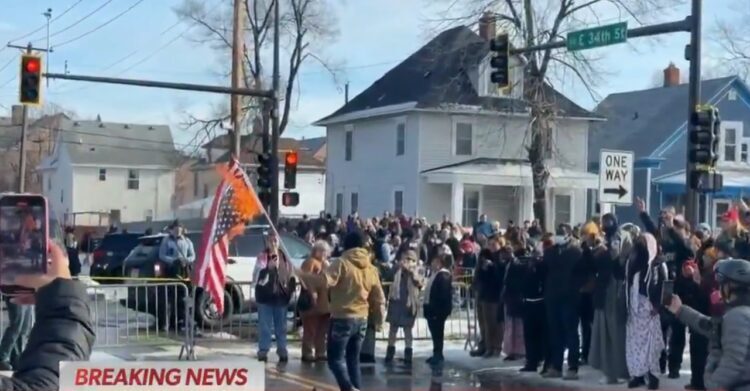 СЕ ПАЛИ АМЕРИКАНСКОТО ЗНАМЕ, СЕ СВИКУВААТ ПРОТЕСТИ НИЗ САД Расте револтот откако имиграциски агент уби жена во Минеаполис