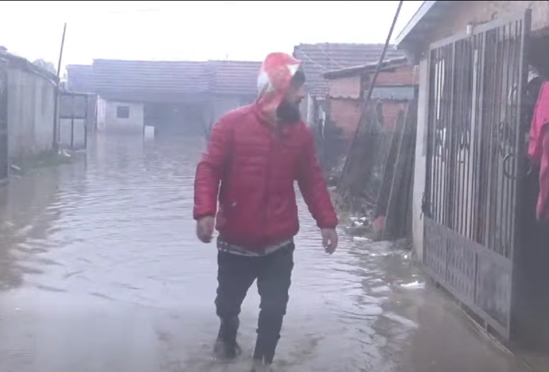 ПОРАДИ ПОПЛАВИ СЕ ЕВАКУИРААТ ЛУЃЕ ВО КИЧЕВО Одрони на повеќе патни правци