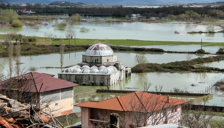 ПОД ВОДА ПОВЕЌЕ ОД 13.000 ХЕКТАРИ ЗЕМЈОДЕЛСКО ЗЕМЈИШТЕ Во Албанија поплавени 1.587 домови и други објекти