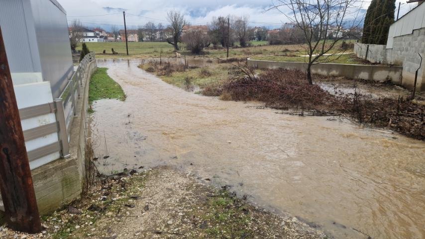 ВИСОК Е ВОДОСТОЈОТ НА ВАРДАР, РАДИКА, ТРЕСКА, САТЕСКА И НА СТРУМИЦА Бидете внимателни, можни се поплави, предупредува УХМР