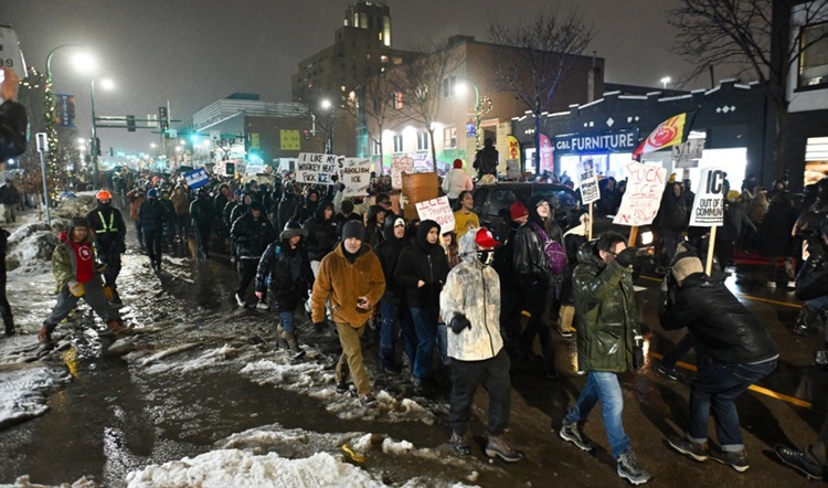 РАСТАТ ТЕНЗИИТЕ ВО САД ПО УБИСТВОТО НА МАЈКА СО ТРИ ДЕЦА Протест пред имиграциските служби во Минеаполис
